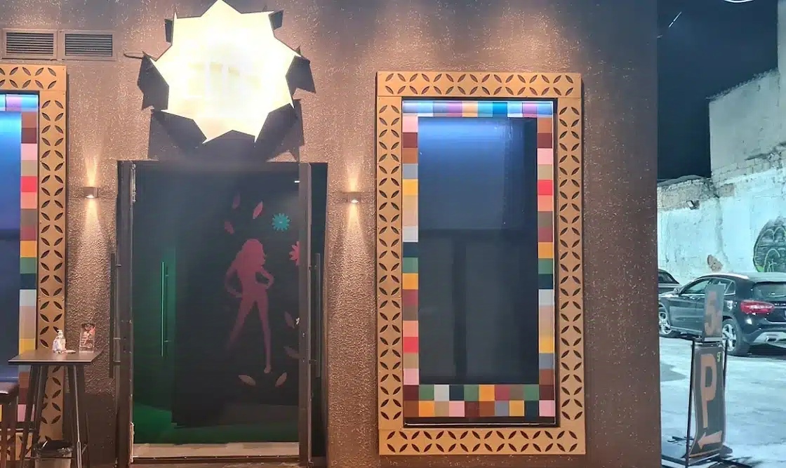 Elite night club – Η πιτσιρίκα Έμμα με το γλυκό πρόσωπο και την τέλεια πίσω όψη… - afrodite.club